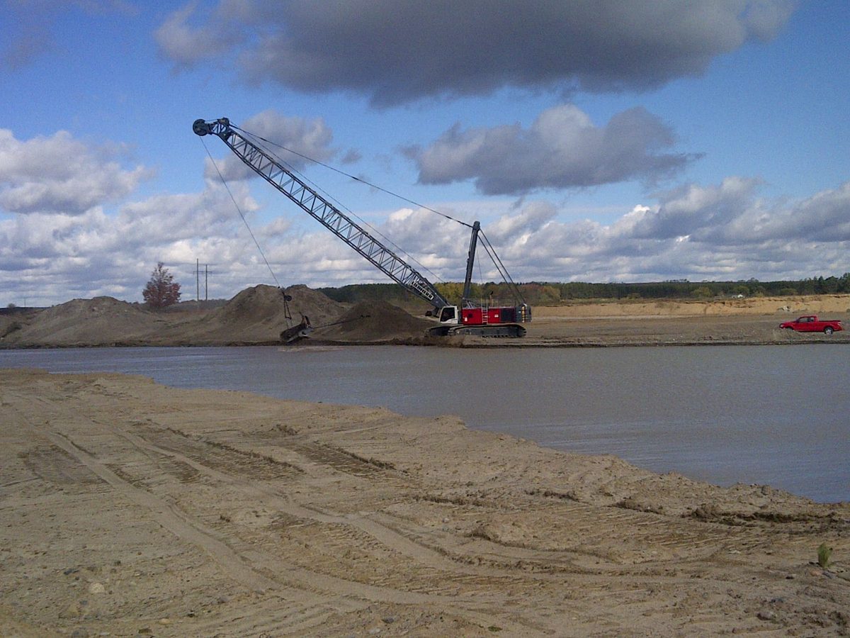 Dragline lifting gravel from below the water table
